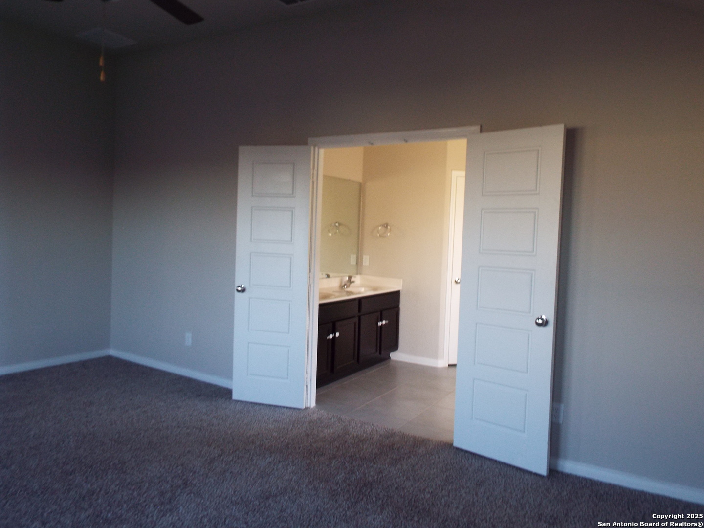 6722 Shiraz Way Converse, TX 78109 - Photo 7 of 30 a view of a hallway to room with a bathroom