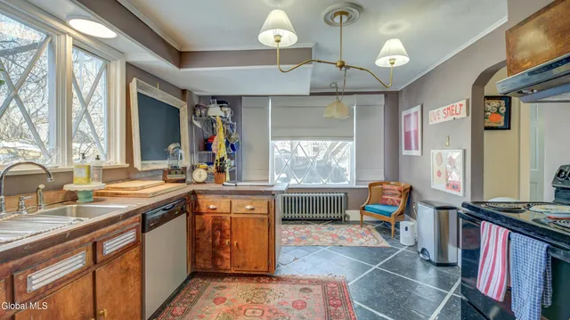 $199,900 | 375 West Main Street, Amsterdam, NY 12010