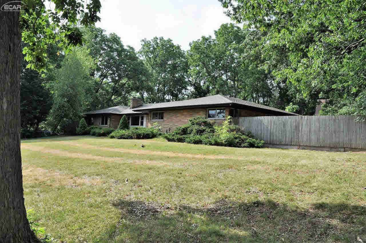 12422 White Lake Road Fenton, MI 48430 - Photo 4 of 47 21246896-3.JPG