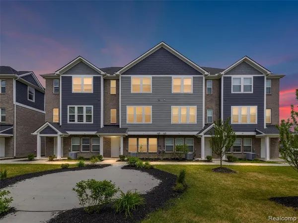 $370,000 | 2926 Artemis Drive, Troy, MI 48085