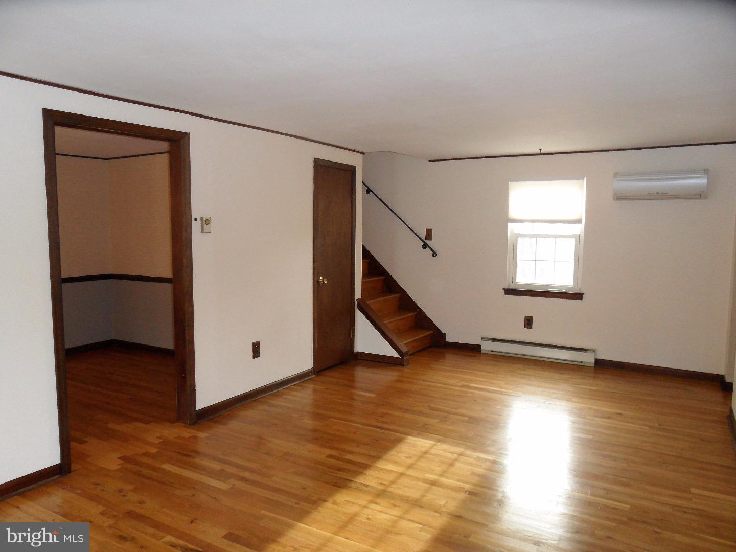 495 Lowell Road Warminster, PA 18974 - Photo 3 of 22 Living Room