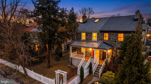 a view of houses with yard