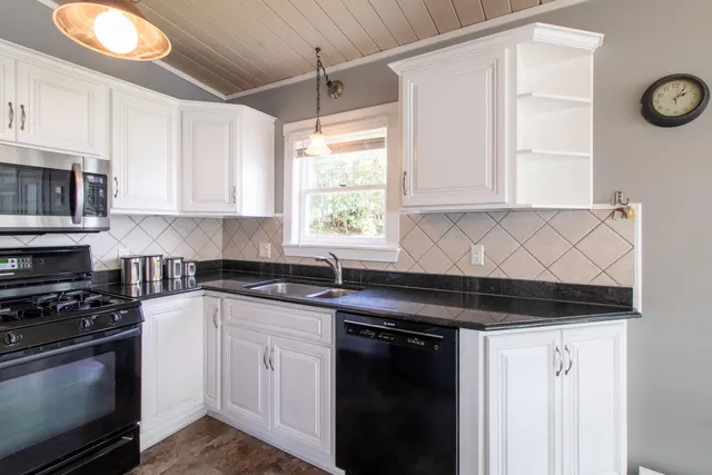 $1,000,000 | 1662 Pageant Park Road, Barton, VT 05822