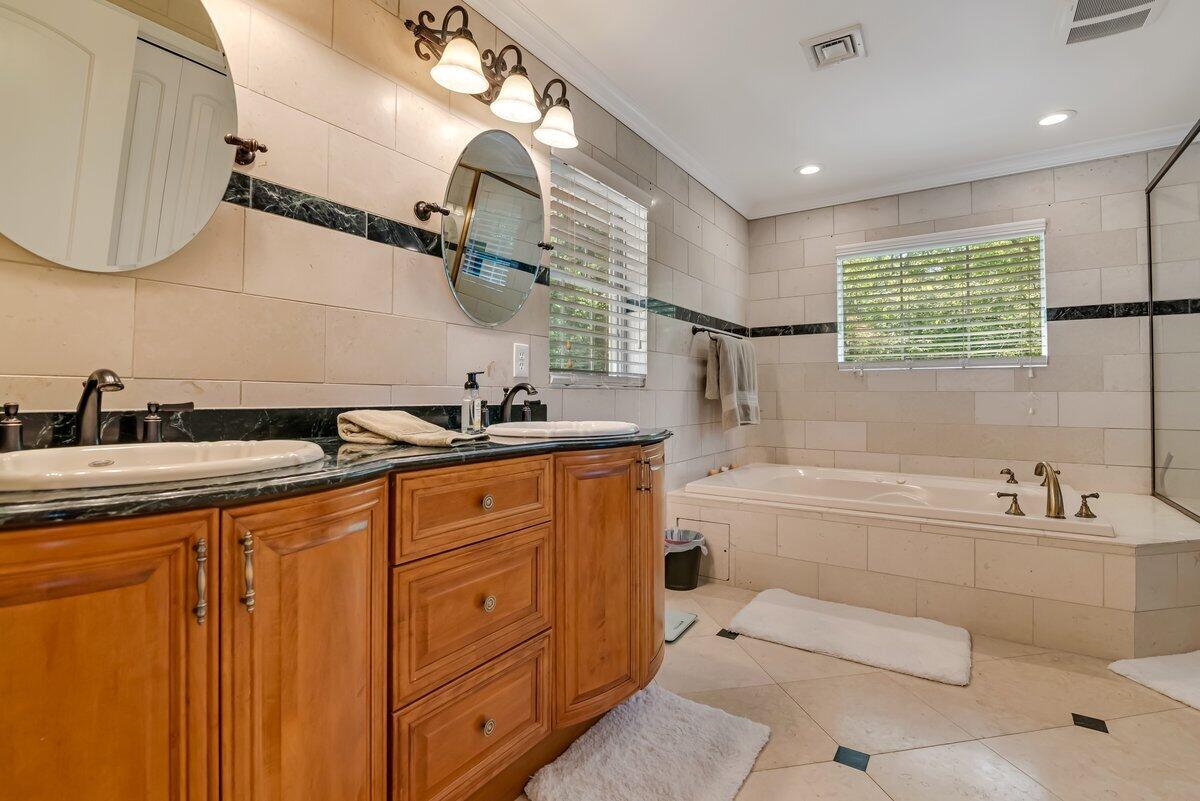 1376 Buck Ridge Drive Stroudsburg, PA 18360 - Photo 28 of 56 a bathroom with a sink a large mirror and a bathtub