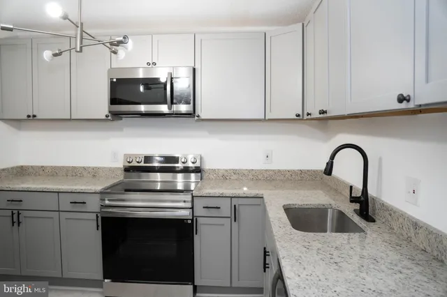 $3,200 | 625 Center Street, Unit T3, Herndon, VA 20170