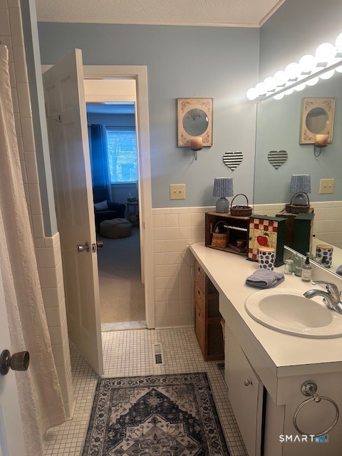 25 Farmington Chase Crescent, Unit 25 Farmington, CT 06032 - Photo 12 of 18 a bathroom with a sink a toilet and mirror