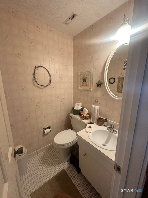 25 Farmington Chase Crescent, Unit 25 Farmington, CT 06032 - Photo 15 of 18 a bathroom with a sink mirror vanity and toilet