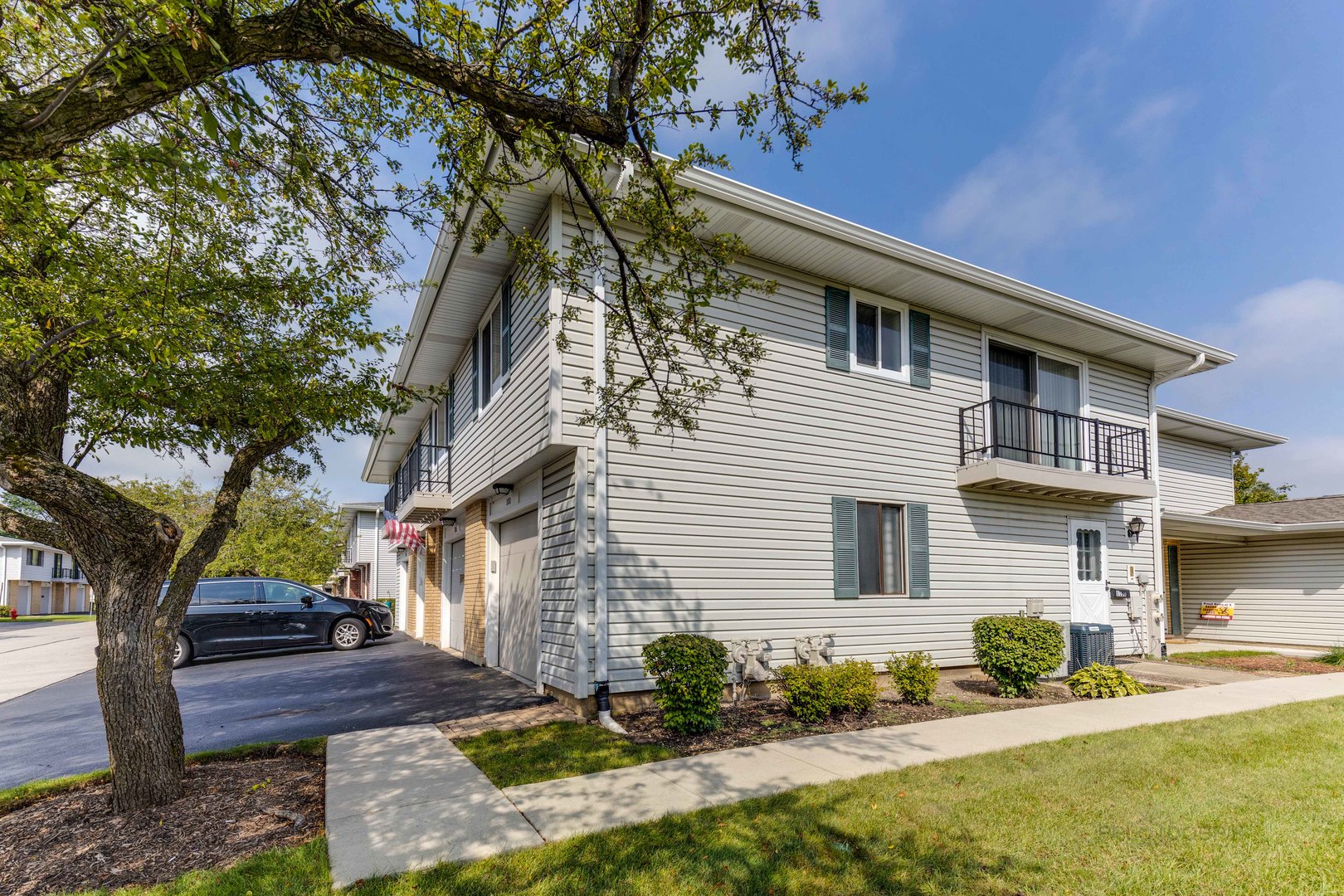 1100 Stoughton Court, Unit 1711 Schaumburg, IL 60193 - Photo 3 of 25 a front view of a house with garden