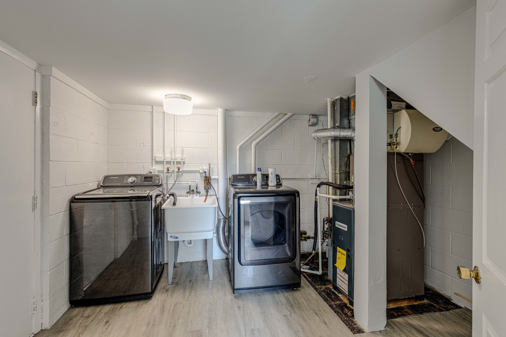 1100 Stoughton Court, Unit 1711 Schaumburg, IL 60193 - Photo 7 of 25 a kitchen with a refrigerator and a stove