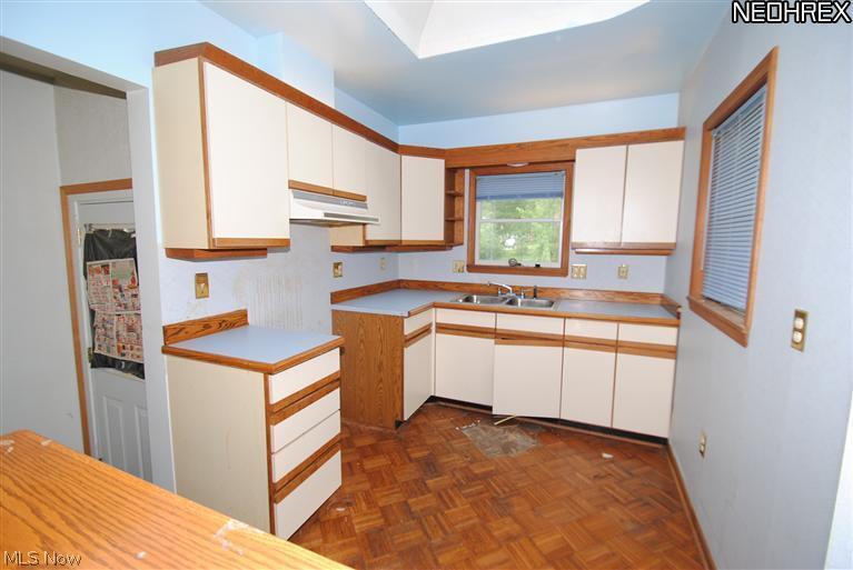 895 Englewood Road Cleveland Heights, OH 44121 - Photo 3 of 12
