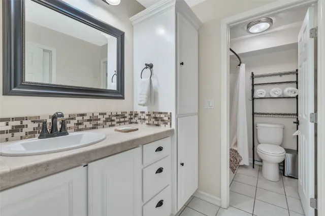a en suite bathroom with a sink and a mirror
