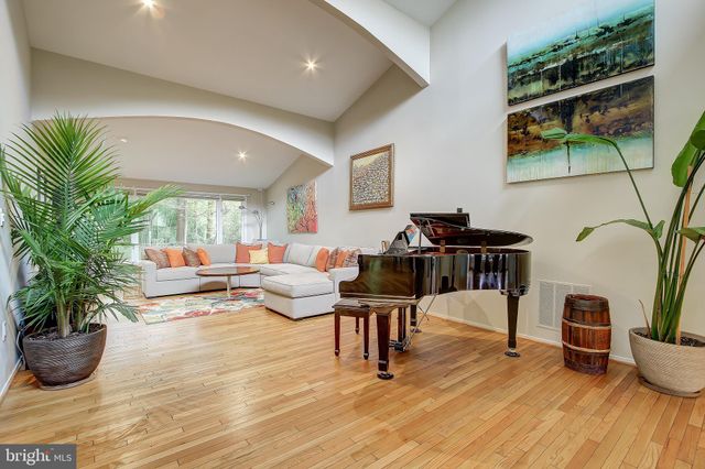 $1,300,000 | 6705 River Trail Court, Bethesda, MD 20817