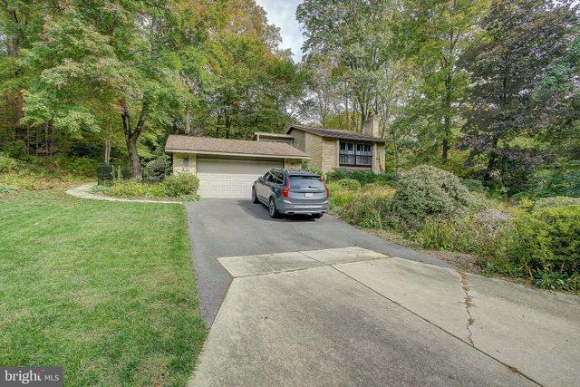 $1,300,000 | 6705 River Trail Court, Bethesda, MD 20817