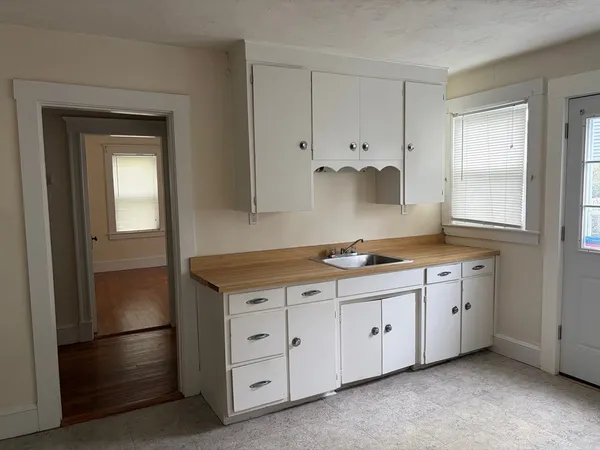 $2,100 | 16 Eddy Street, Unit 1, Waltham, MA 02453
