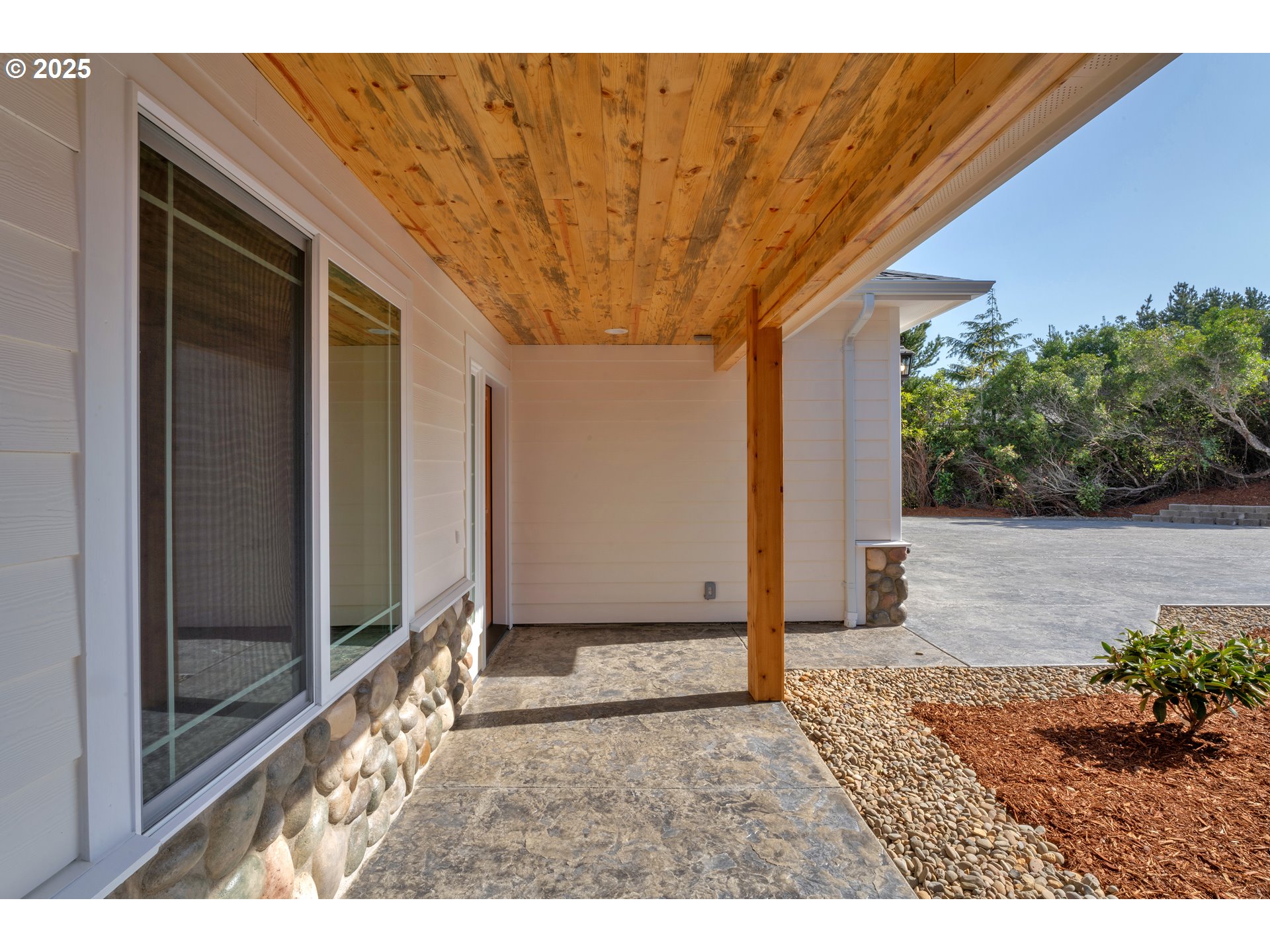 133 Shoreline Drive Florence, OR 97439 - Photo 5 of 32