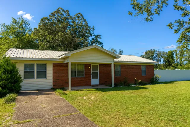 a view of a house with a yard
