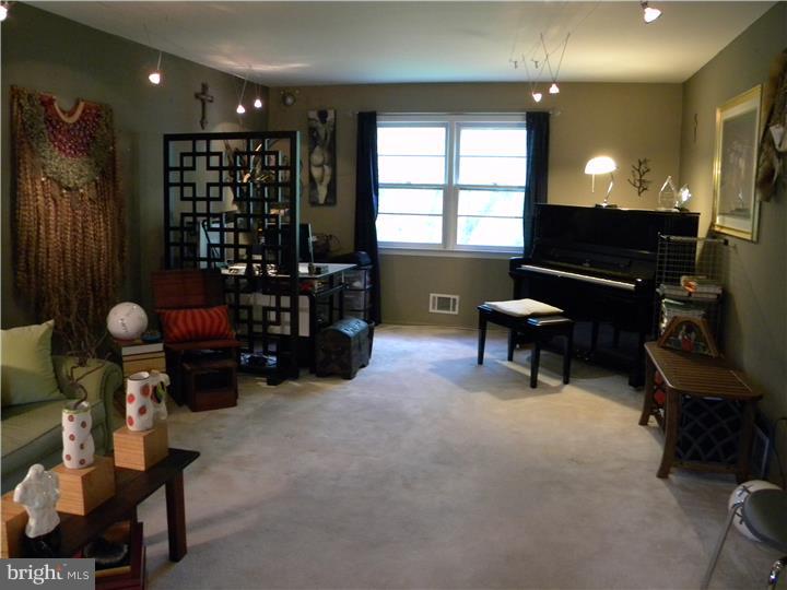 14 Randi Way Titusville, NJ 08560 - Photo 7 of 25 Living Room