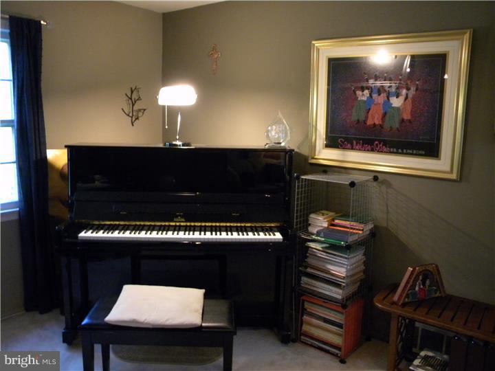 14 Randi Way Titusville, NJ 08560 - Photo 8 of 25 Living Room