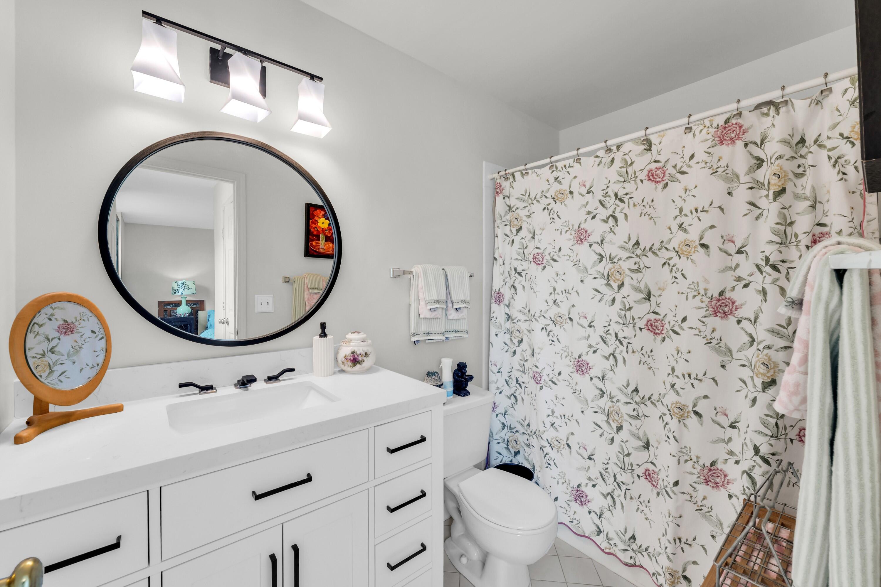 900 Shoreline Road Barrington, IL 60010 - Photo 25 of 51 Private bath in second bedroom