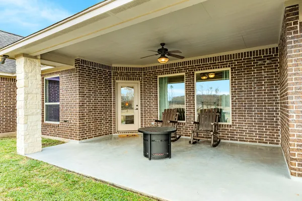 a view of a livingroom with lounge chair