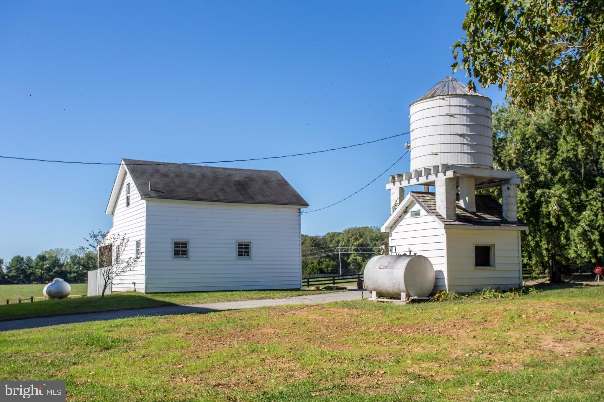 27491 Morgnec Road Chestertown, MD 21620 - Photo 19 of 23 Well house & barn