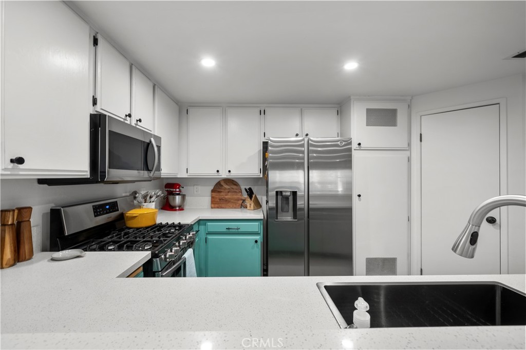 24837 Apple Street, Unit B Newhall, CA 91321 - Photo 9 of 35