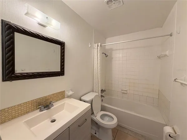 $1,400 | 411 North Halifax Avenue, Unit 200, Daytona Beach, FL 32118