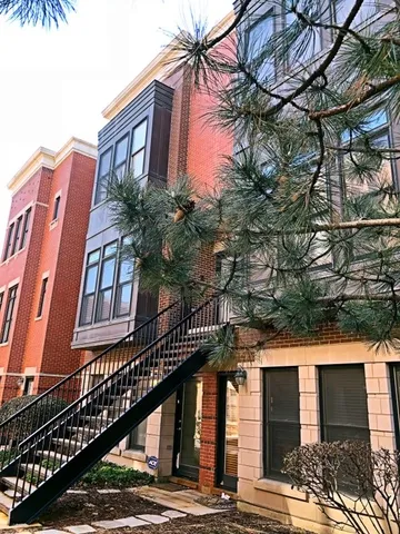 $3,300 | 819 West Village Court, Chicago, IL 60608