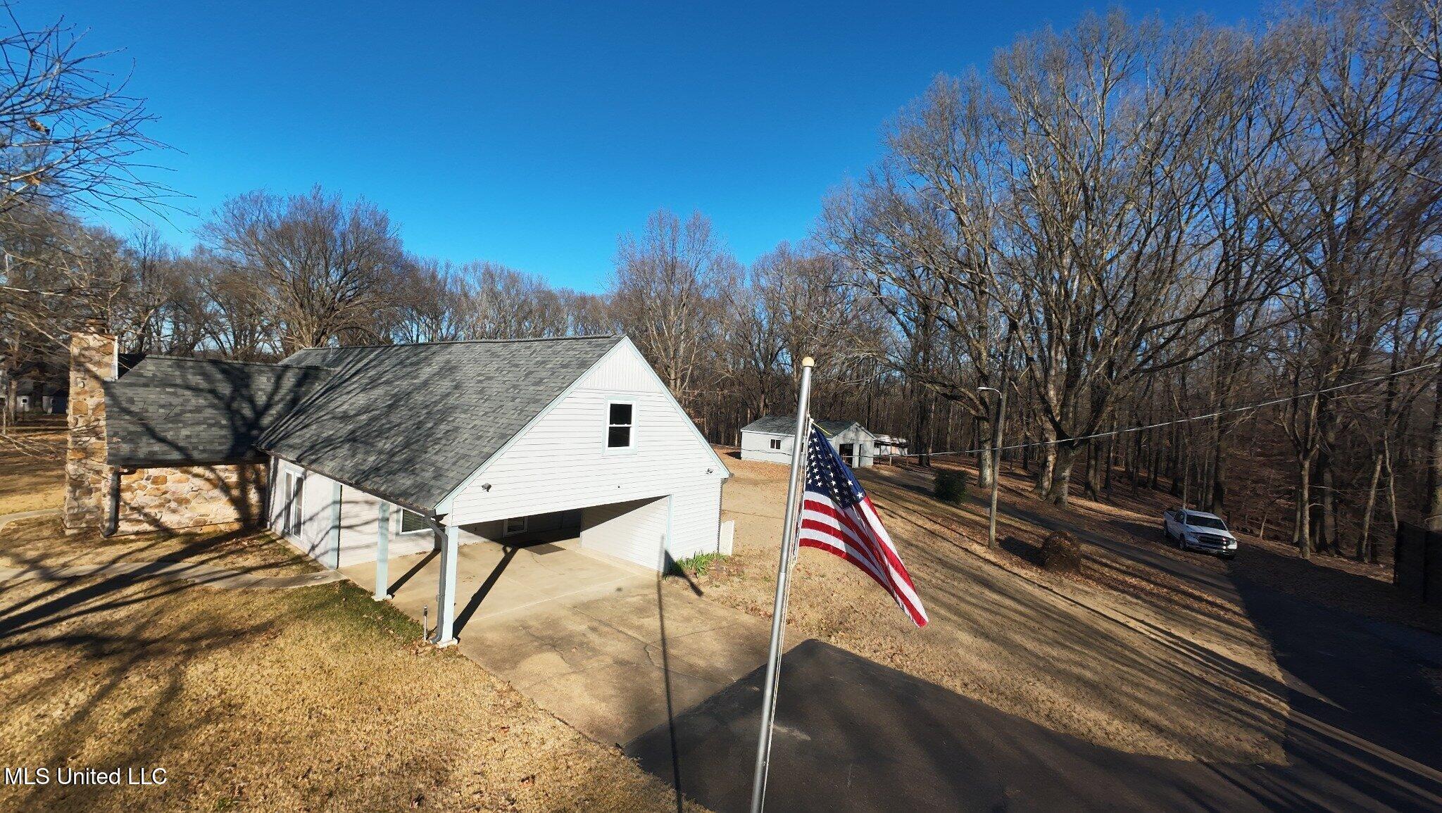 6650 Scenic Hollow Road Walls, MS 38680 - Photo 11 of 49 03_exterior_driveway_flag