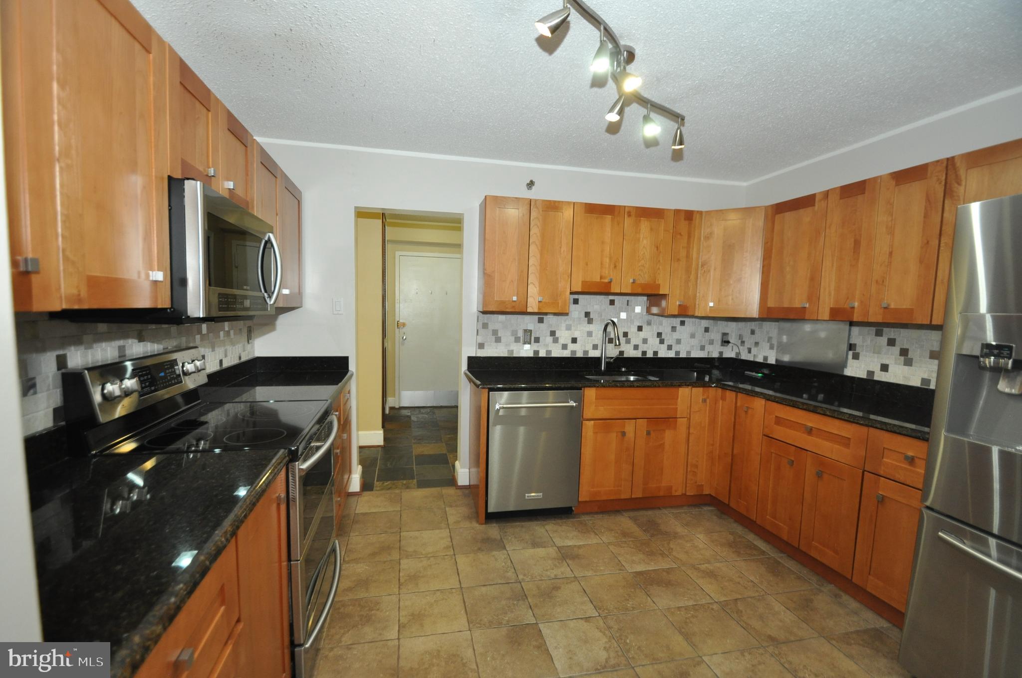 9200 Edwards Way, Unit 809 Adelphi, MD 20783 - Photo 6 of 16 KITCHEN WITH LG APPLIANCES
