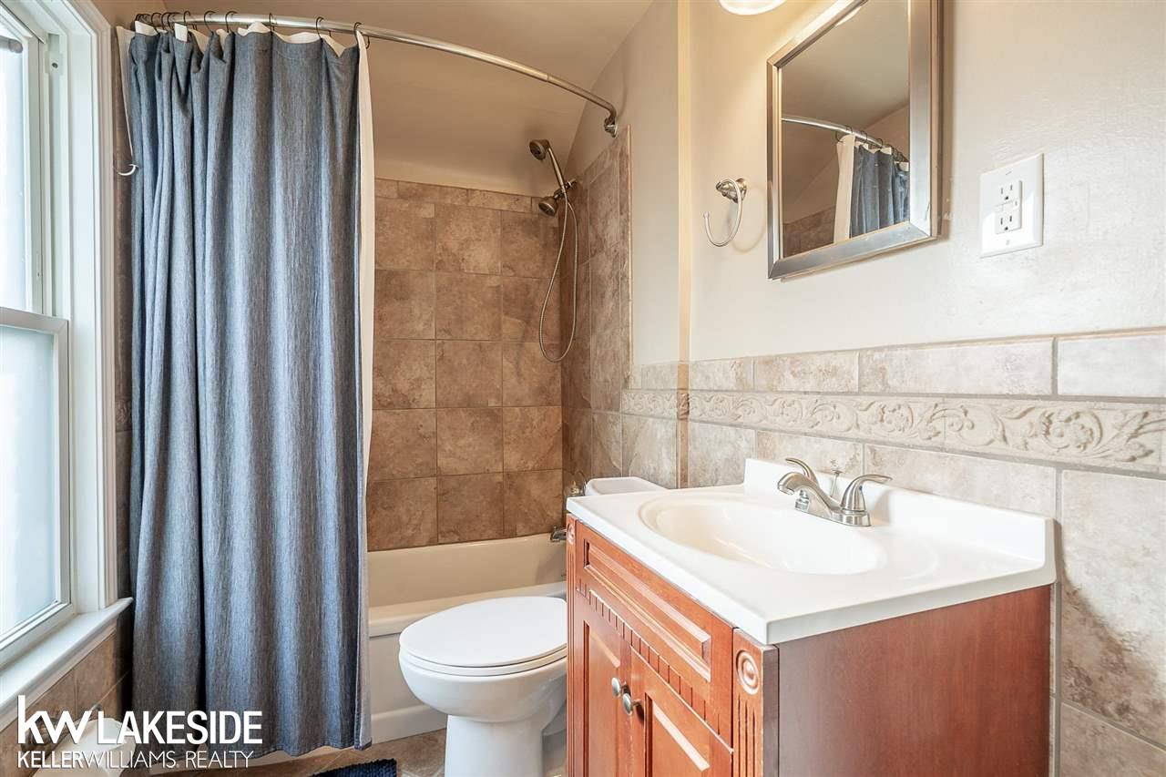 435 Madison Street Grosse Pointe, MI 48236 - Photo 22 of 39 Primary Bathroom