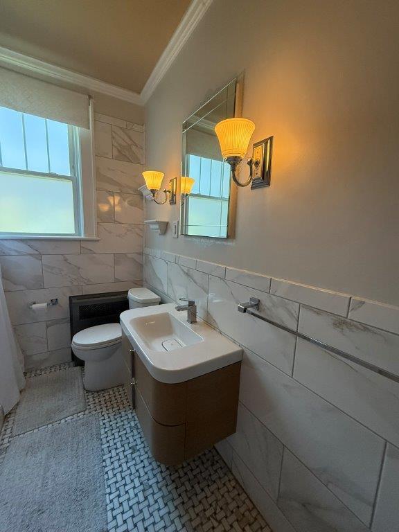 1901 Avon Road Southwest, Unit LOWR Roanoke, VA 24015 - Photo 3 of 31 a bathroom with a sink and a mirror