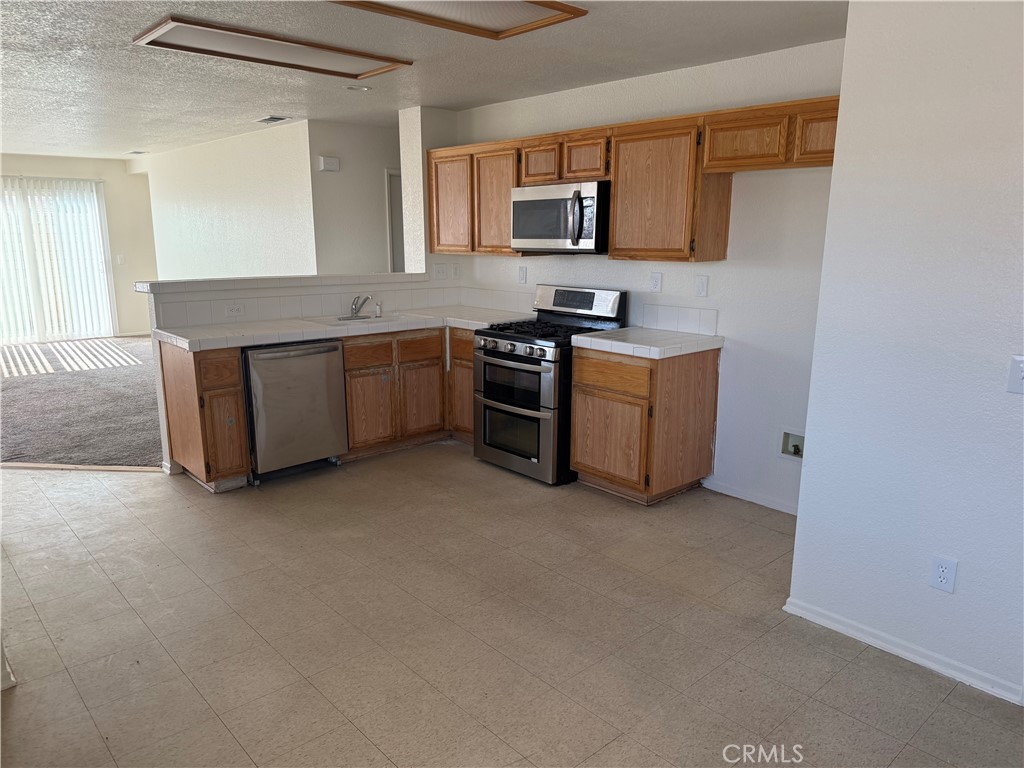 14821 Carter Road Victorville, CA 92394 - Photo 3 of 11 Kitchen