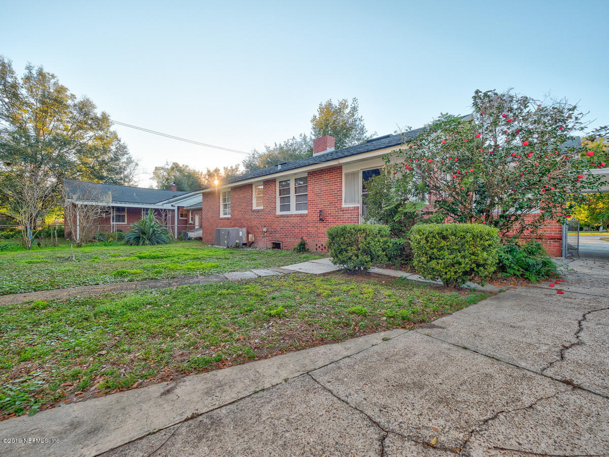 3981 Gadsden Road Jacksonville, FL 32207 - Photo 32 of 34 a view of a house with yard and a garden