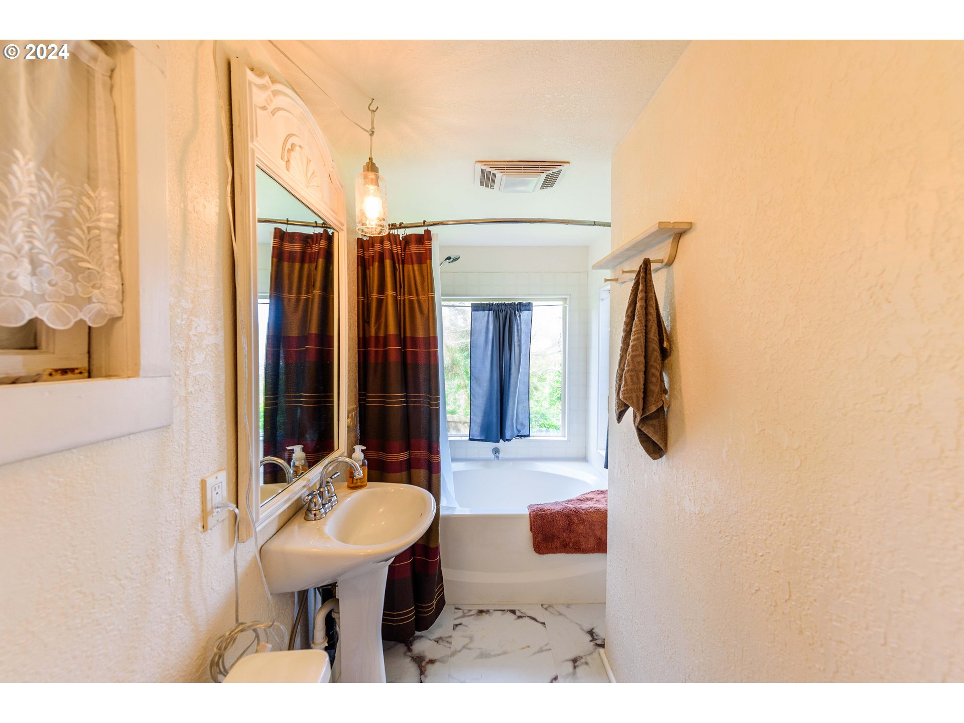 63684 Barry Road Coos Bay, OR 97420 - Photo 21 of 42 Bathroom