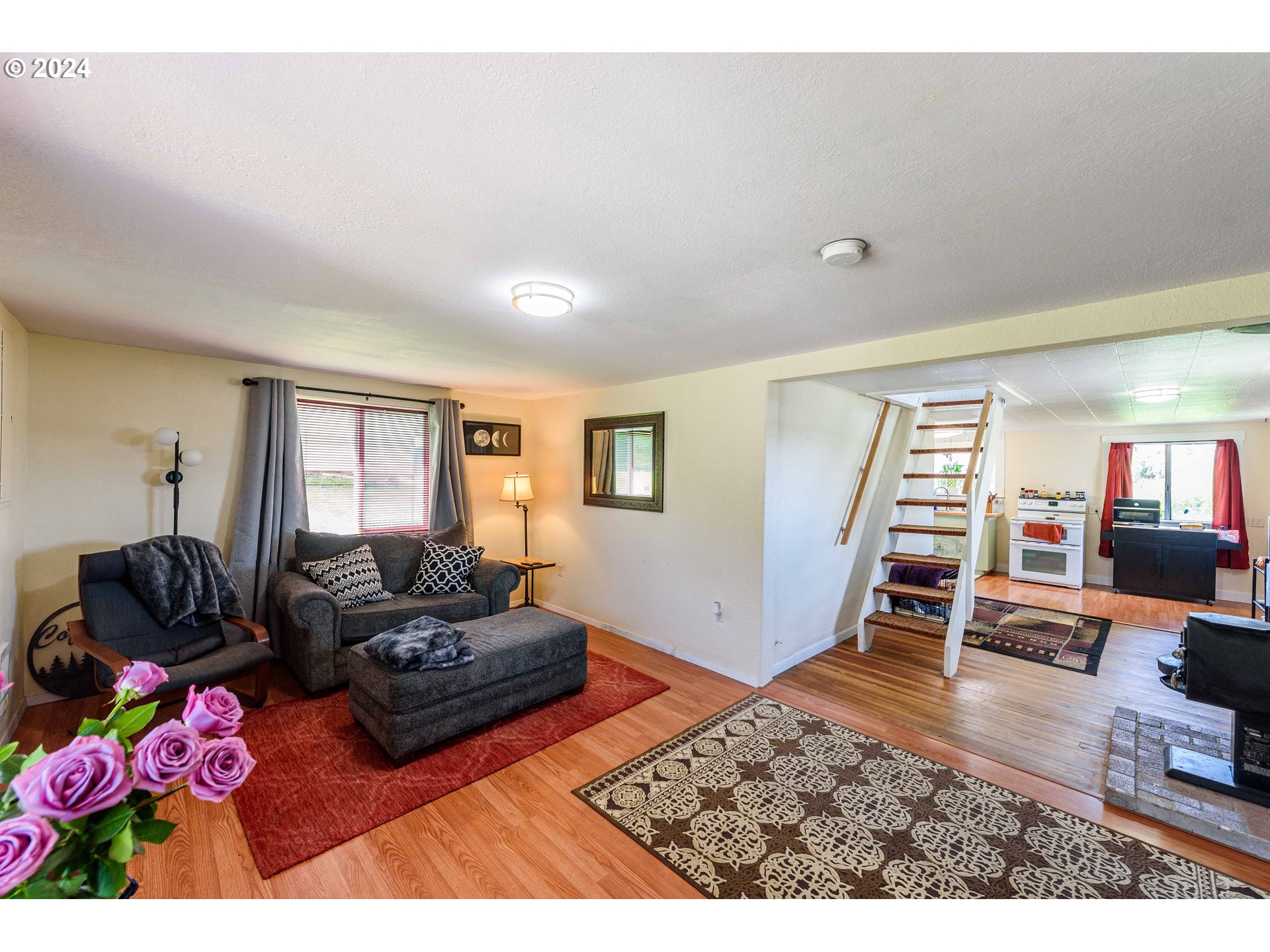 63684 Barry Road Coos Bay, OR 97420 - Photo 5 of 42 Living Room