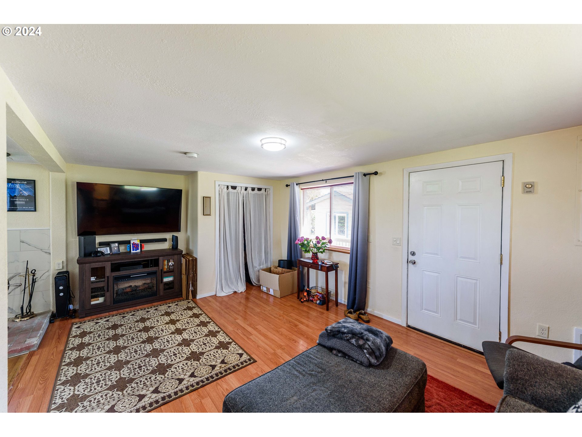 63684 Barry Road Coos Bay, OR 97420 - Photo 7 of 42 Living Room