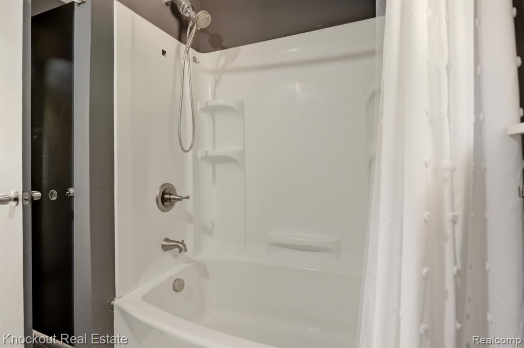 2015 Midland Road Bay City, MI 48706 - Photo 25 of 47 Gallery Image 25