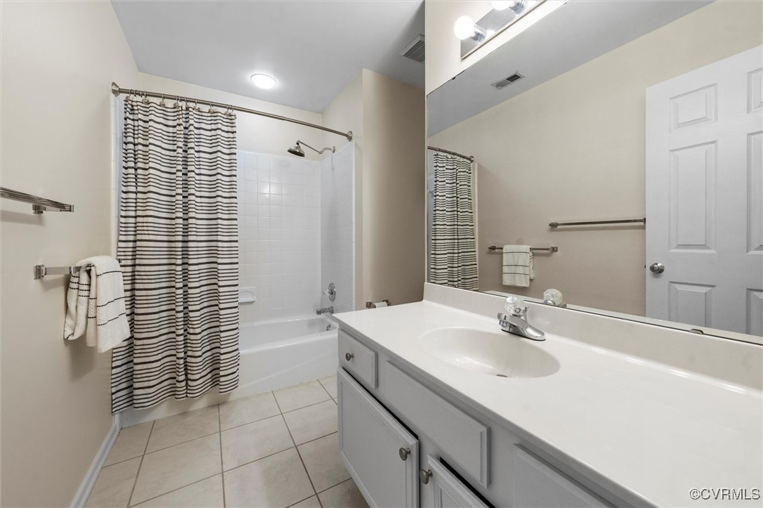 5814 Spinnaker Cove Road Midlothian, VA 23112 - Photo 31 of 46 Upstairs hall bathroom with single vanity, tub/sho