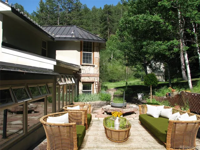 a view of a house with backyard and garden
