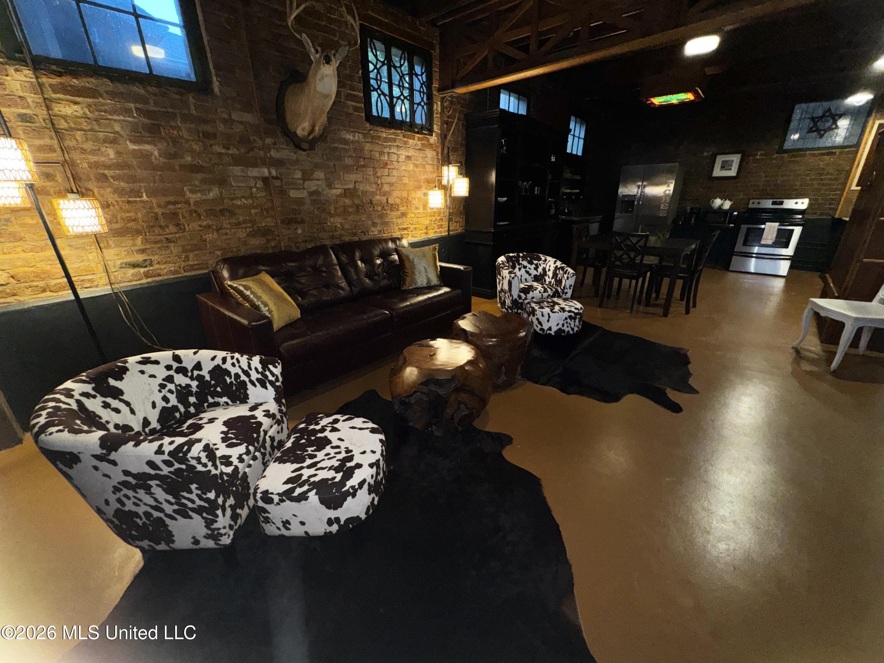 303 North Commerce Street Natchez, MS 39120 - Photo 6 of 21 IMG_7801