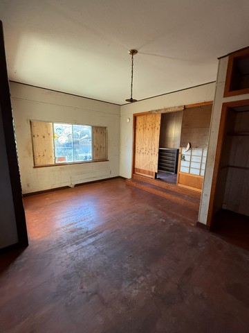 4873 A Alii Road Hanapepe, HI 96716 - Photo 12 of 13 a view of empty room with a kitchen and window