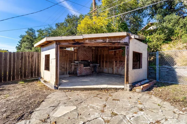 a view of a backyard