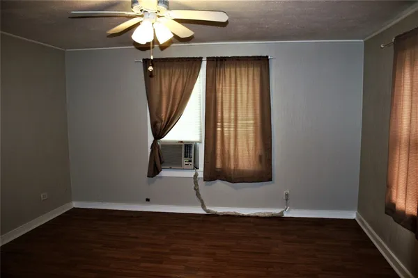 $1,100 | 6622 Church Street, Wallis, TX 77485