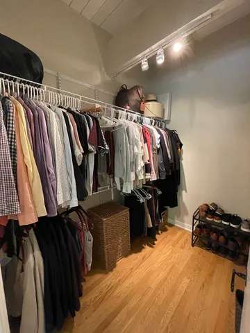 a bed room with a bed and a closet