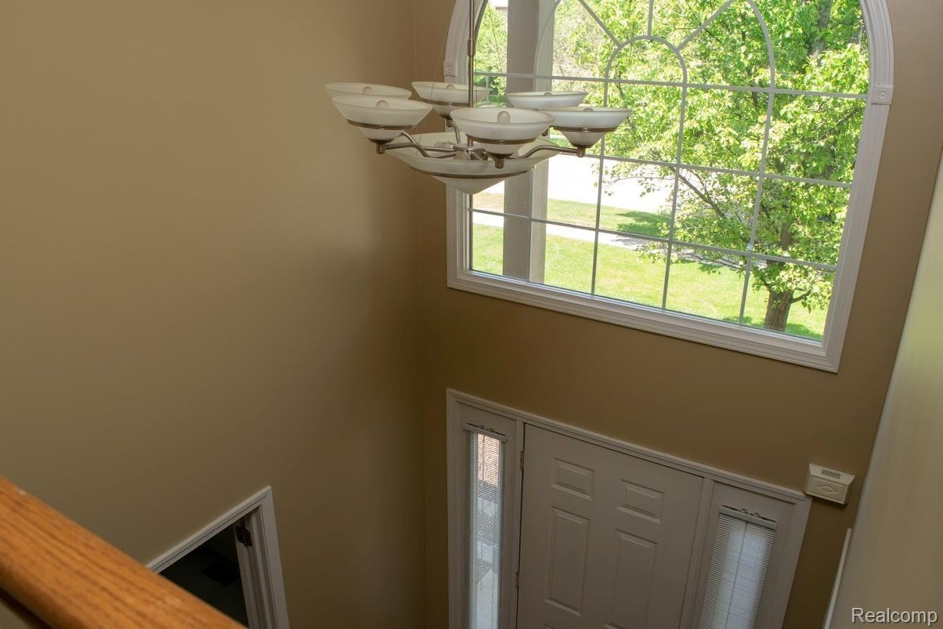 1046 Bloomview Circle Rochester, MI 48307 - Photo 13 of 31 Foyer 2 story.jpg