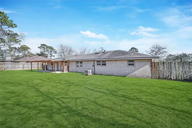 a view of a house with backyard and garden