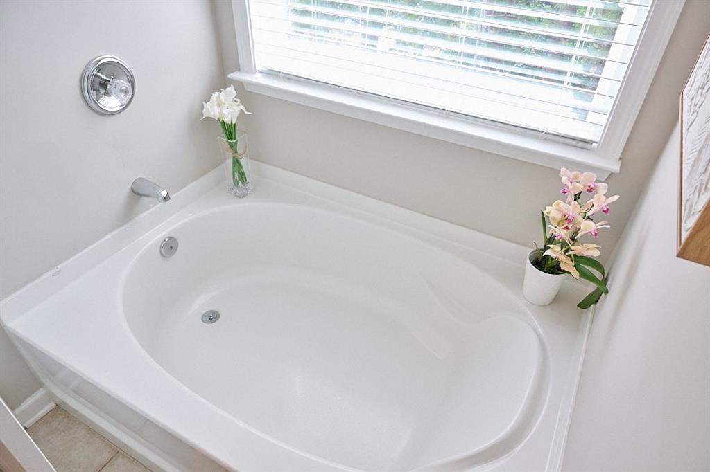 14183 Yacht Terrace Alpharetta, GA 30004 - Photo 22 of 30 a white bath tub with a window