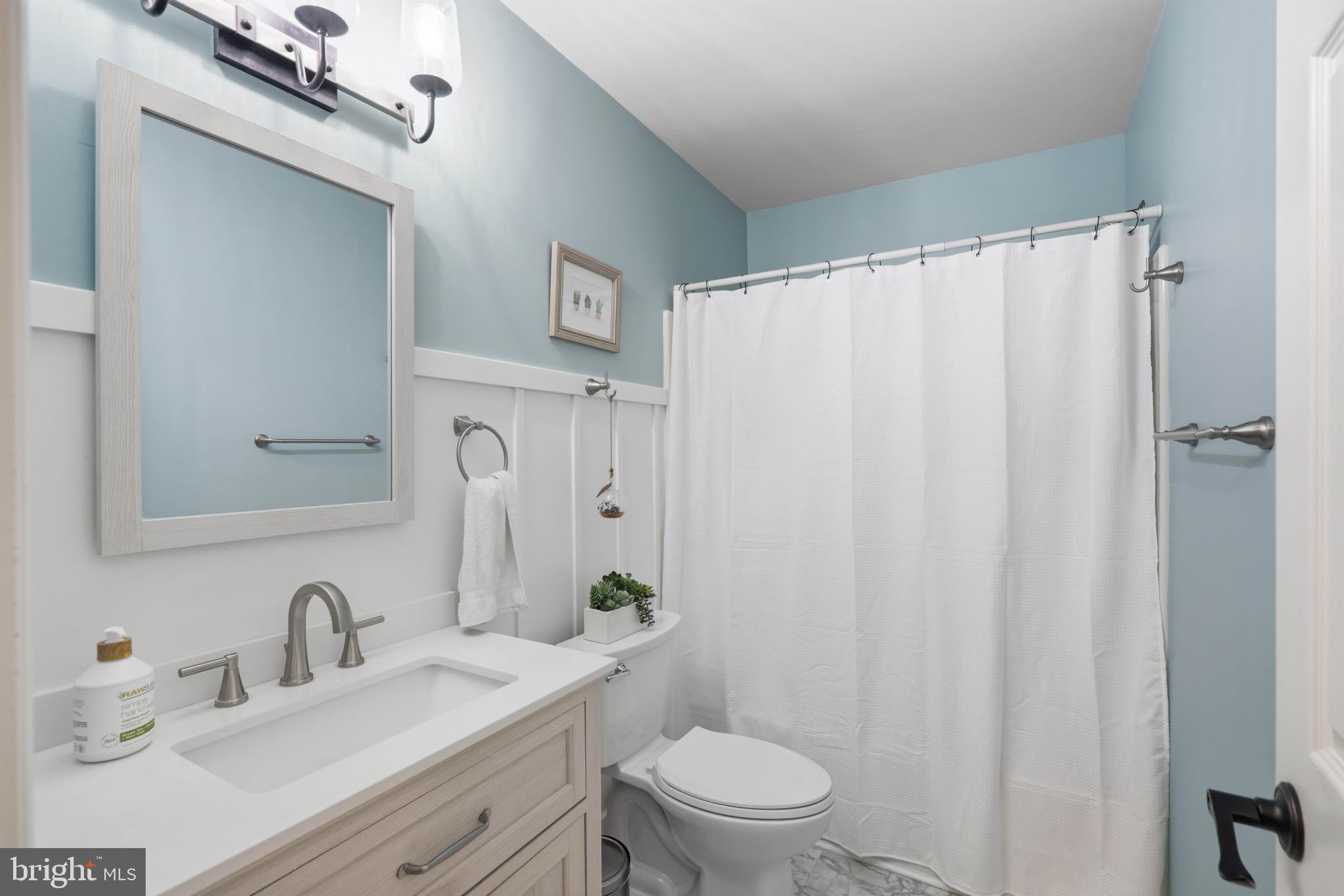 230 Cambridge Lane Lititz, PA 17543 - Photo 36 of 59 2nd floor full bath/tub
decrotive wainscoting