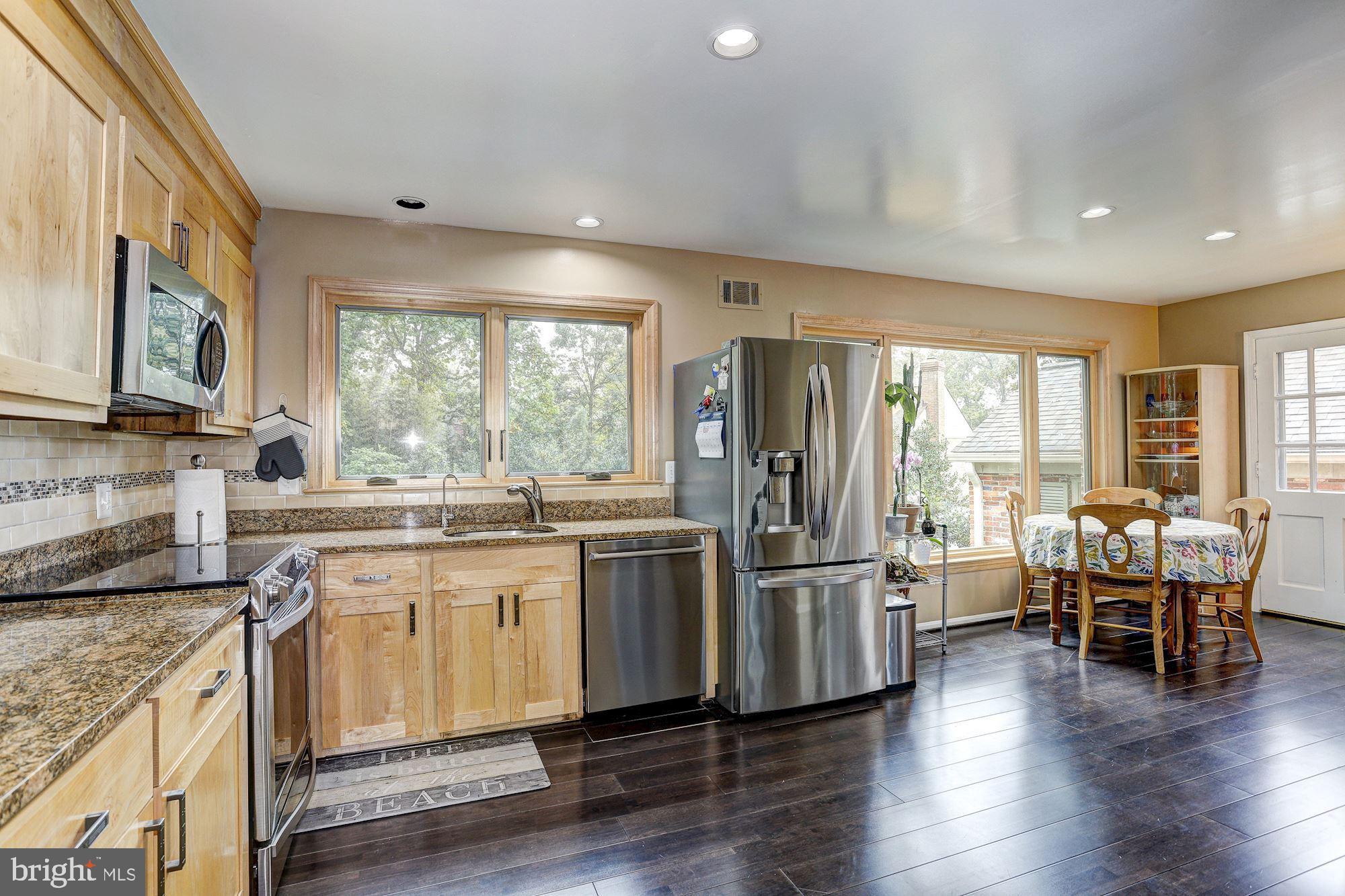 12022 Smoketree Road Potomac, MD 20854 - Photo 12 of 39 Eat-in Kitchen